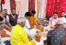 ग्रेटर नोएडा प्राधिकरण के जीएम ए.के. सिंह के पुत्र हर्ष सिंह तिलकोत्सव में जुटे गणमान्य लोग