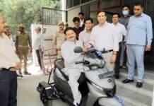 जनता दर्शन में जिलाधिकारी रविन्द्र कुमार मॉंदड़ ने बांटी खुशियां, जरूरतमंदों को मिली राहत और नई उम्मीद