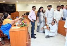 नगर निगम का सदन बना रणक्षेत्र: ‘बकवास बंद करो’ टिप्पणी पर भड़के पार्षद, बोर्ड बैठक में महापौर के सामने धरने पर बैठे भाजपा पार्षद