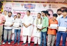 डिजिटल शिक्षा की ओर मजबूत कदम: सांसद अतुल गर्ग व विधायक संजीव शर्मा ने 200 विद्यार्थियों को बांटे टैबलेट