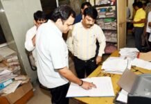 नगर आयुक्त विक्रमादित्य सिंह मलिक के निरीक्षण में सुबह 10 बजे बंद मिले मोहन नगर जोनल कार्यालय, लगाई फटकार