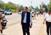 फील्ड में उतरे नगर आयुक्त विक्रमादित्य सिंह मलिक, सड़क-फुटपाथ निर्माण की धीमी गति पर अधिकारियों को लगाई फटकार