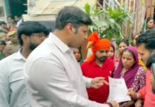 सूर्या के परिवार से किया वादा निभाया, डीएम रविन्द्र कुमार मांदड़ ने मां को सौंपा नौकरी का नियुक्ति पत्र