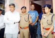 Ghaziabad में विधवा का दर्द सुनते ही डीएम रविन्द्र कुमार मांदड़ ने खुद पुलिस बल के साथ पहुंचकर दिलाया उसका आशियाना