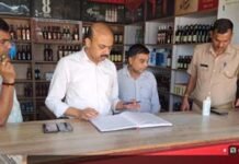 गौतमबुद्ध नगर में नियम मानो या कार्रवाई झेलो, खुद सड़कों पर उतरे जिला आबकारी अधिकारी; लाइसेंसी दुकानों पर चला सख्त निगरानी अभियान