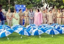 बारिश में सेवा का संकल्प: महिला पुलिसकर्मियों और जरूरतमंदों के सिर पर इनर व्हील क्लब ने दिया सुरक्षा का साया