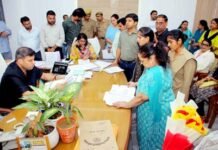 भूमाफिया हों या लापरवाह अधिकारी, किसी को नहीं मिलेगी राहत; जनता दर्शन में डीएम रविन्द्र कुमार मॉंदड़ ने अफसरों को दिया जवाबदेही का अल्टीमेटम