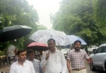बारिश के दौरान जलभराव से निपटने को फील्ड में मुस्तैद रहे प्राधिकरणकर्मी