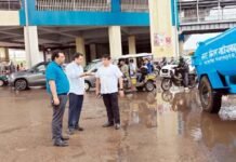 बारिश से जंग, जलभराव पर वार: नगर आयुक्त ने सड़कों पर उतरकर परखी तैयारियां, 80 सक्शन पंपों से चल रहा राहत अभियान