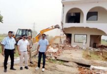 700 करोड़ की सरकारी जमीन पर गरजा यमुना प्राधिकरण का बुलडोजर, भूमाफियाओं में मचा हड़कंप