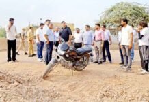 साहिबाबाद औद्योगिक क्षेत्र में DM रविंद्र कुमार मांदड़ का ‘ऑन स्पॉट एक्शन’, 15 दिन में पुलिया पूरी करने का अल्टीमेटम