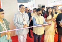 कैबिनेट मंत्री नंद गोपाल गुप्ता नंदी ने किया ग्रेटर नोएडा प्राधिकरण के स्टॉल का अवलोकन