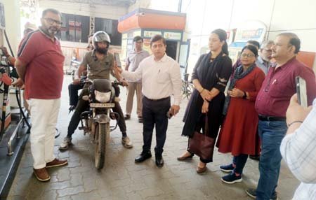 jila-purti-adhikari-amit-tiwari-inspection-petrol-pump (2)
