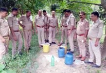 मिशन महुआ का शिकंजा कसते ही लखनऊ में हिली अवैध शराब की जड़ें, आबकारी टीम ने देहात में मचाया हड़कंप