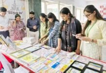 किताबों से सजी हिंदी की दुनिया, कैलीग्राफी ने बिखेरी भाषा की खूबसूरती
