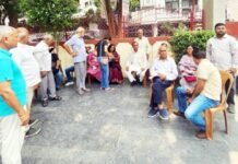 नए वोटरों को जोड़ने के अभियान में फिर दिखी लापरवाही, बूथ से गायब रहे बीएलओ