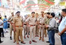 त्योहारी भीड़ से पहले ट्रांस हिंडन में सुरक्षा का ब्लूप्रिंट तैयार, बाजारों में पैदल उतरकर DCP ऋजुल ने दिया सुरक्षा का भरोसा