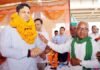 किसानों के बीच पहुंचकर डीएम ने लिया समस्याओं का जायजा, लापरवाह अधिकारियों को चेतावनी