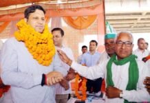 किसानों के बीच पहुंचकर डीएम ने लिया समस्याओं का जायजा, लापरवाह अधिकारियों को चेतावनी