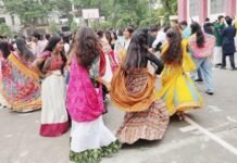 डांडिया की धुन पर झूम उठा एचआईएमटी परिसर, नवरात्रि उत्सव में दिखी भारतीय संस्कृति की छटा