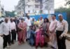कौशांबी के जयपुरिया एन्क्लेव में रोशनी का इंतजाम, दो सोलर लाइटें लगाई गईं