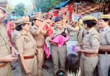 वर्दी का रौब नहीं, भरोसे की ताकत बनीं एसीपी उपासना पाण्डेय; बस्ती की बेटियों तक पहुंची मिशन शक्ति